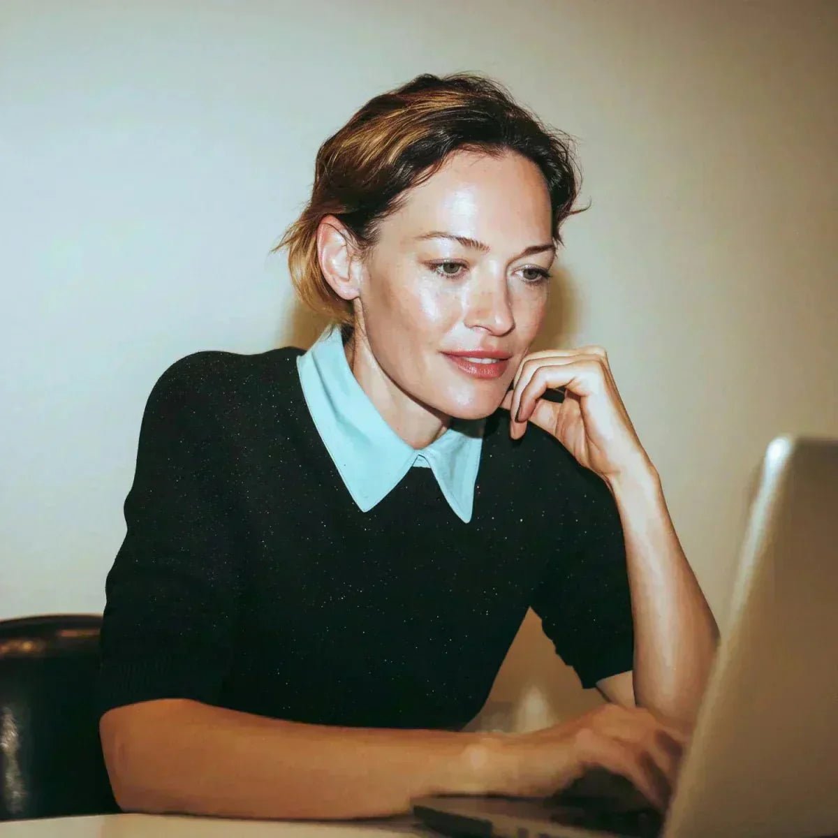 Frau schaut auf Laptop