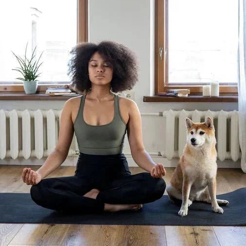 Frau macht Yoga auf Matte, entspannt
