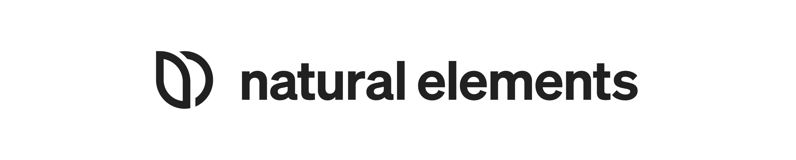 Schwarzer Text "natural elements" in Kleinbuchstaben mit einem fetten, einfachen blattförmigen Logo auf der linken Seite, alles auf weißem Hintergrund.